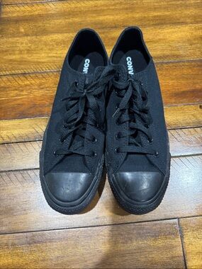 Like new men’s Converse Black Low-Top Canvas Sneakers. Size 8.